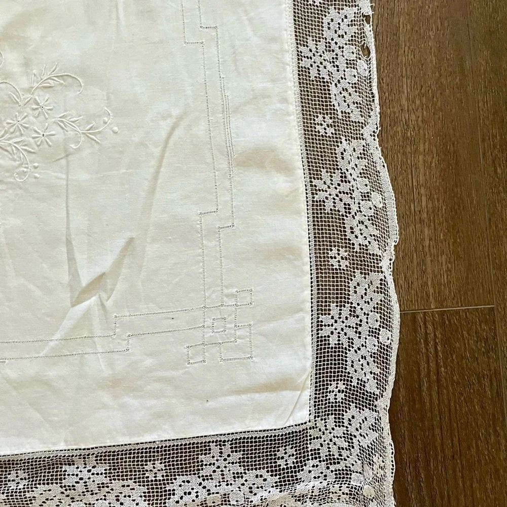 White Lace Trimmed Tablecloth 22/24 inches
